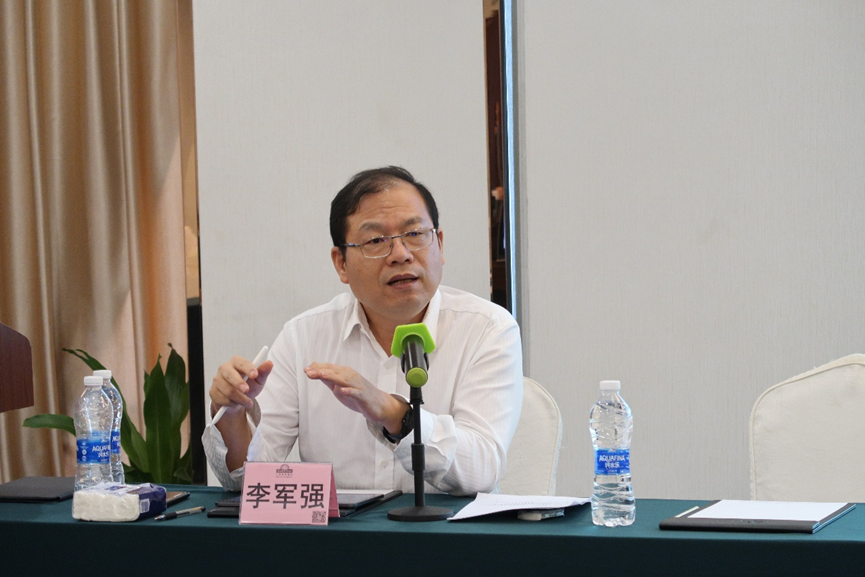 深圳市律协业务创新与发展委员会主任李军强进行讲授